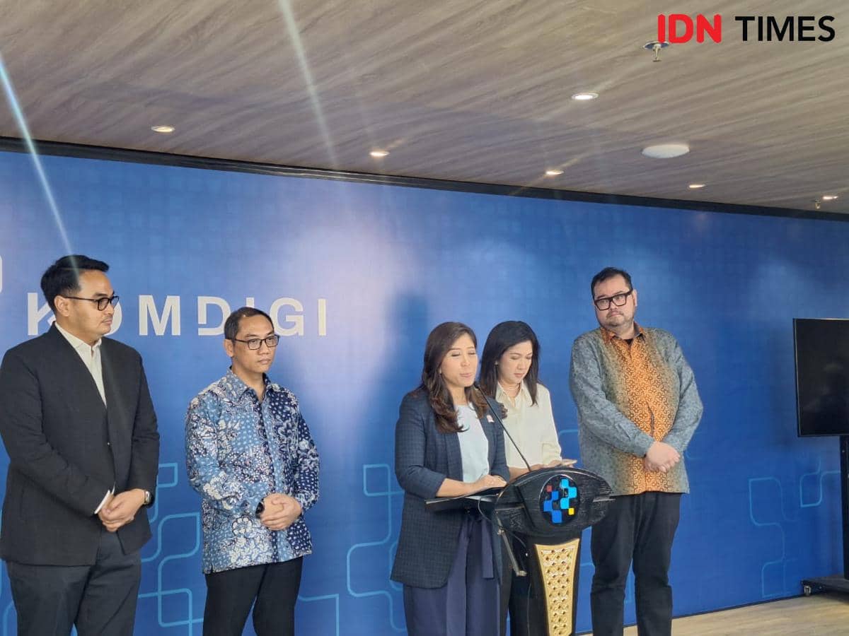 Menteri Komunikasi dan Digital (Komdigi) Meutya Hafid memberikan keterangan pers di kantor Kemkomdigi, Jakarta, Selasa (28/4/2026).