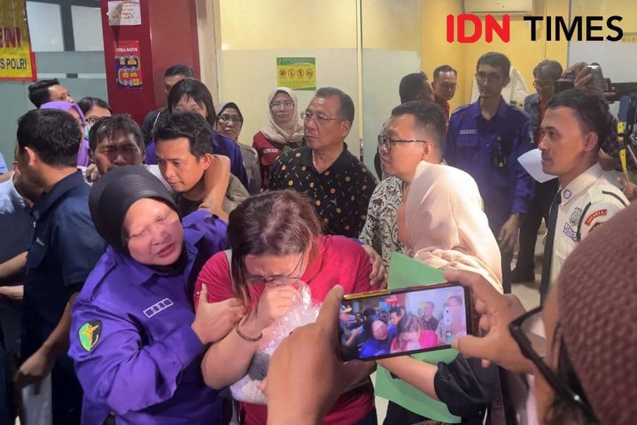 Isak Tangis Selimuti Penyerahan Jenazah Korban Tabrakan Kereta di Bekasi