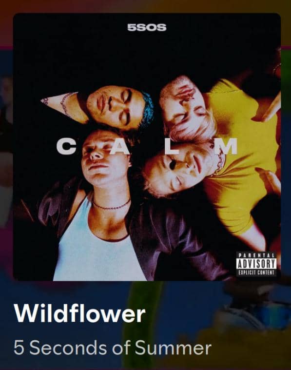 Sampul album CALM oleh grup musik 5 Seconds of Summer menampilkan empat anggota berbaring membentuk lingkaran dengan latar gelap.
