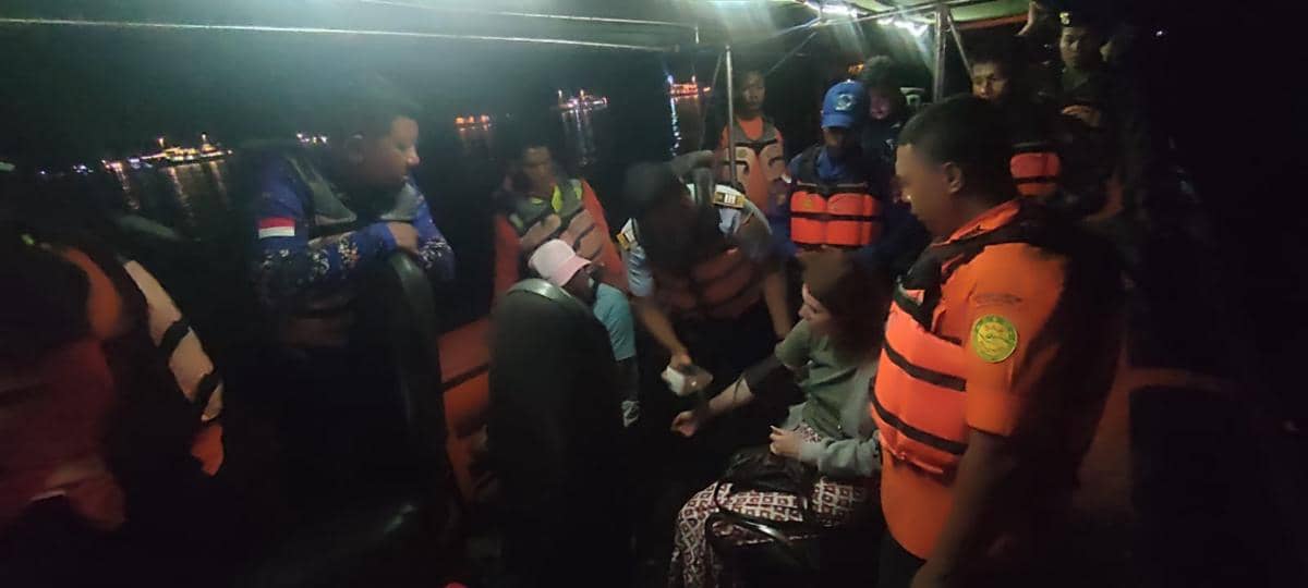 Proses evakuasi dua warga Spanyol oleh Tim Gabungan di Pulau Padar, NTT pada Senin (27/4/2026). (Dok. Basarnas Maumere