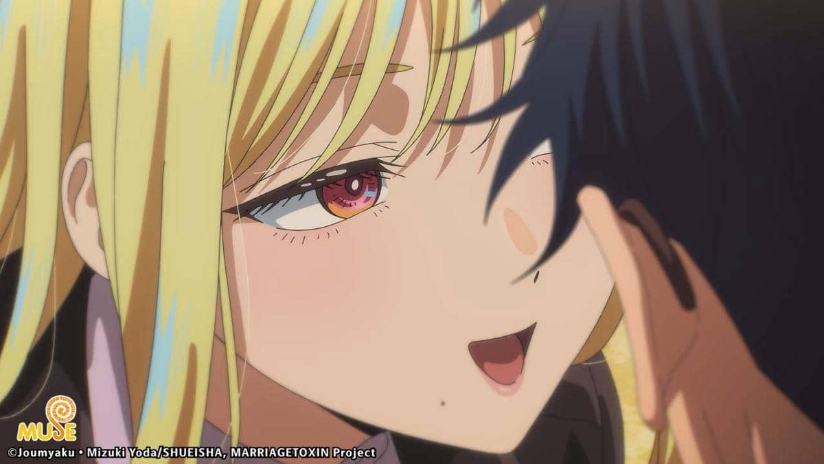 Karakter anime berambut pirang dengan mata merah muda berbicara dekat dengan karakter lain berambut hitam dalam adegan intens.