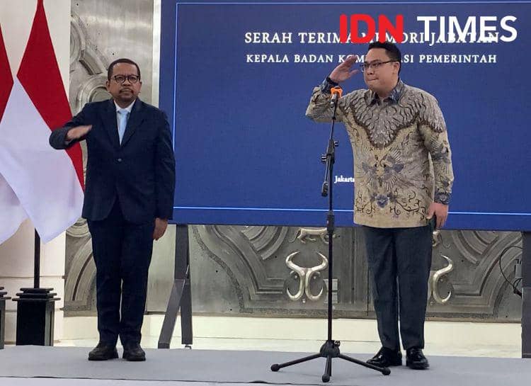Momen Angga Raka Beri Hormat ke Staf Badan Komunikasi saat Serah Terima Jabatan