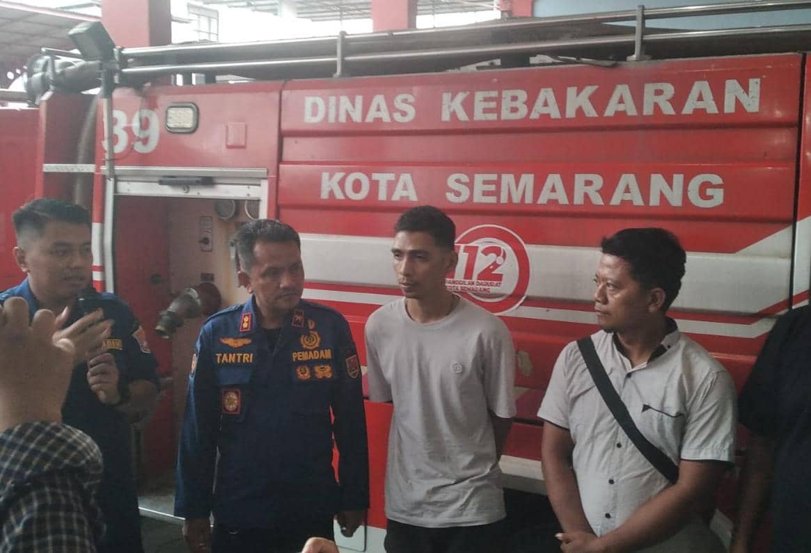 Pelaku bernama Bonefentura Soa alias Fenan (26) (tengah) mendatangi Kantor Damkar Semarang akibat aksi pembuatan laporan musibah palsu. (Dok