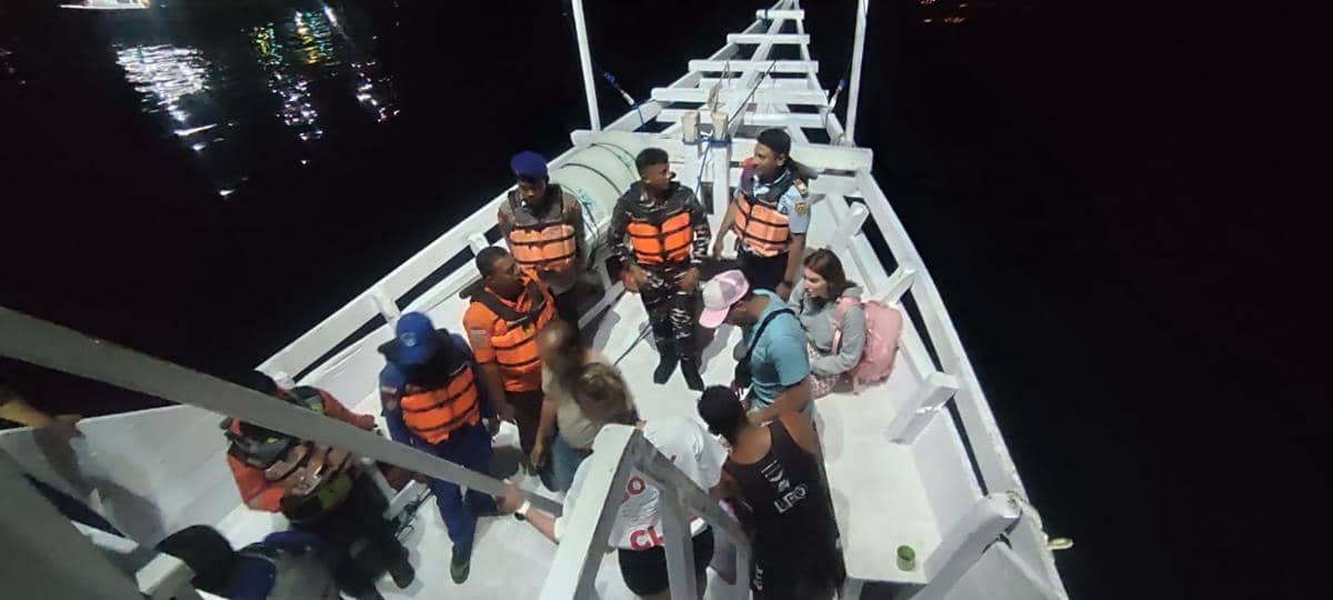 Muntah di Kapal, Dua WNA Spanyol Dievakuasi dari Perairan Pulau Padar