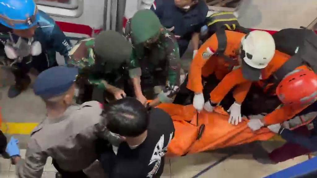 1 Jenazah Korban Tabrakan KRL-Kereta Argo Bromo Kembali Dievakuasi