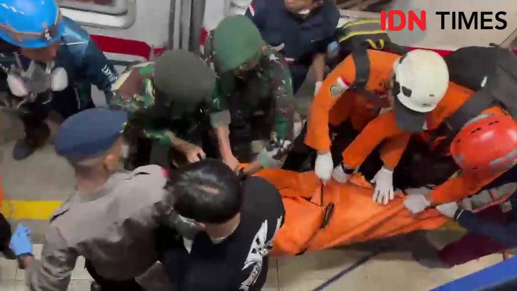 Kecelakaan KRL dan Argo Bromo di Bekasi Timur, Senin (27/4/2026). (IDN Times/Imam Faishal) 
