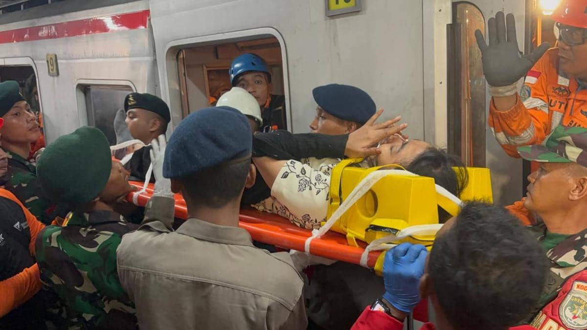 Tim SAR Berupaya Evakuasi Korban KRL Bekasi Timur yang Masih Terimpit