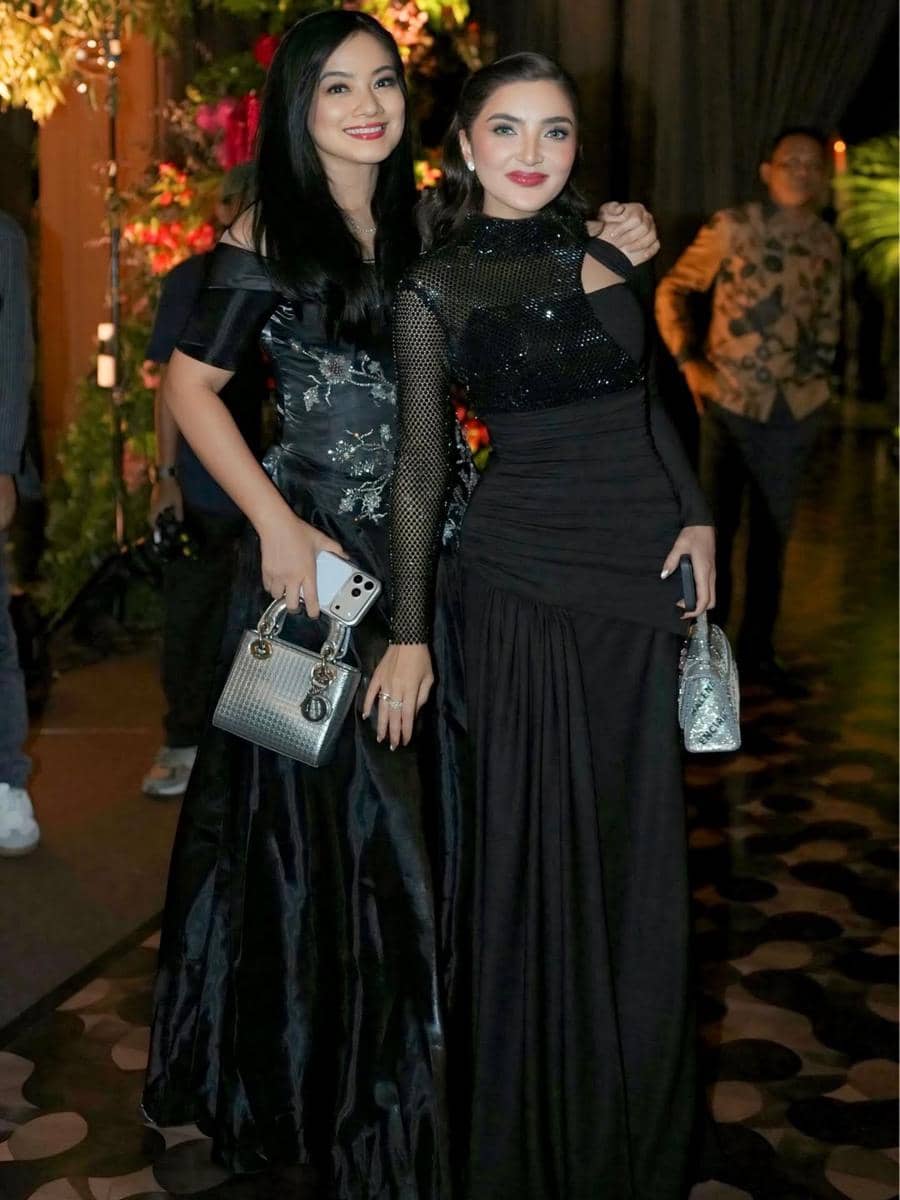 Gaya tamu Titi Kamal. 