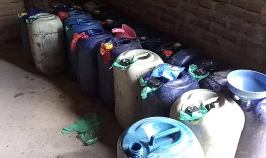 Deretan jeriken berisi bahan bakar minyak hasil pengungkapan kasus di Kabupaten Belu, tersusun di lantai dekat dinding bata.