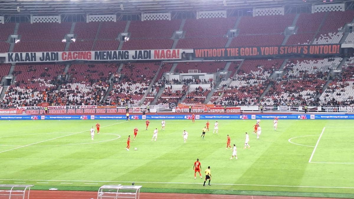 Pertandingan sepak bola antara Persija dan Persis di Stadion Utama Gelora Bung Karno dengan tribun dipenuhi suporter.