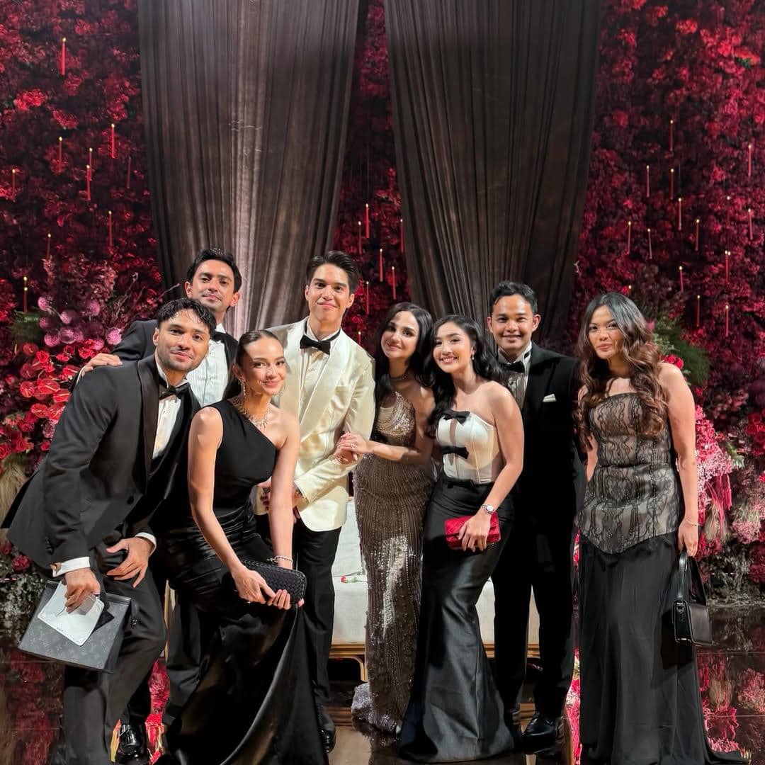 Gaya tamu Enzy Storia.