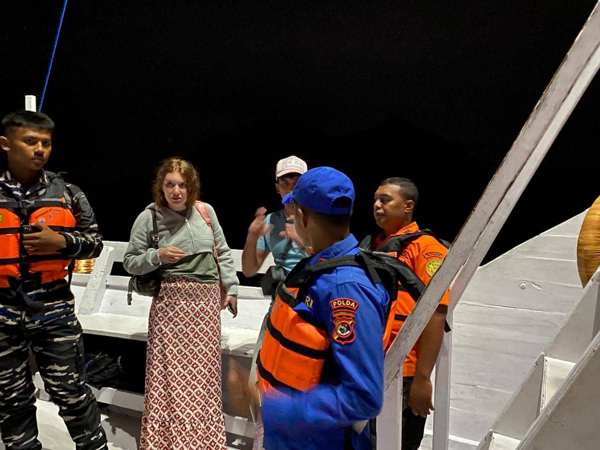 Proses evakuasi dua warga Spanyol oleh Tim Gabungan di Pulau Padar, NTT pada Senin (27/4/2026). (Dok. Basarnas Maumere