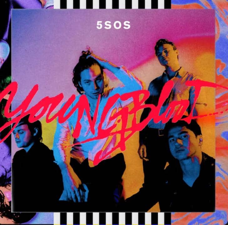 Empat anggota band 5 Seconds of Summer berpose dengan latar warna neon dan tulisan besar 'Youngblood' di bagian depan.