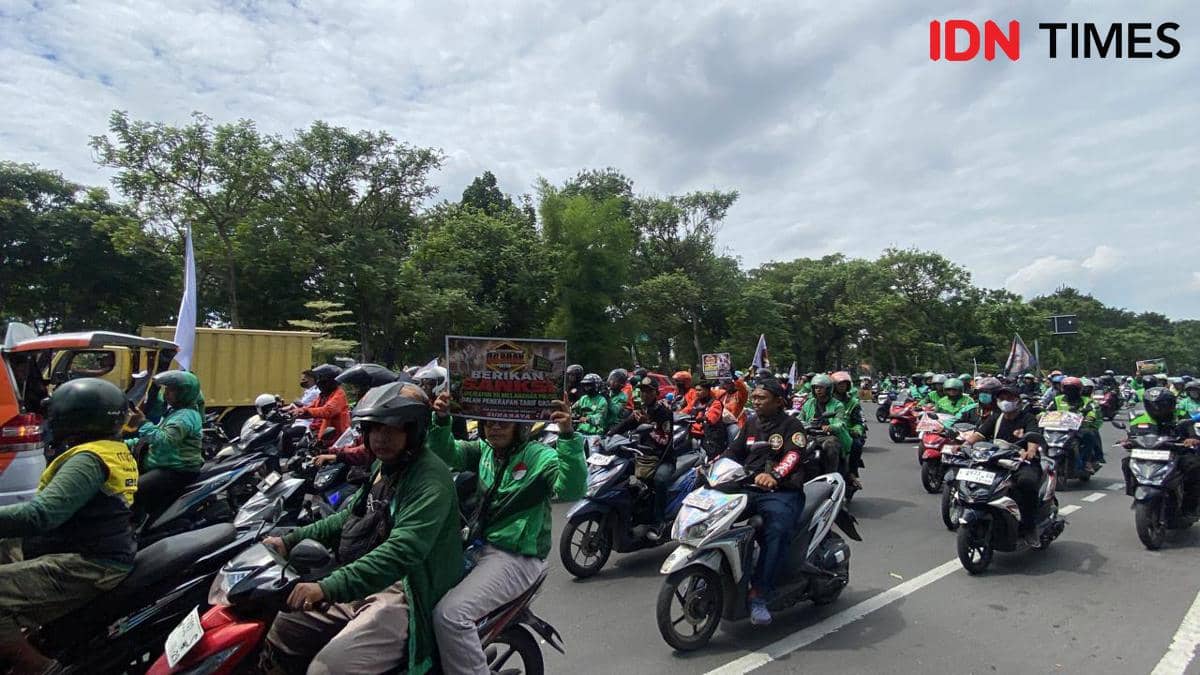 Massa Aksi Demo Ojol Memasuki Jalan Protokol Kota Surabaya