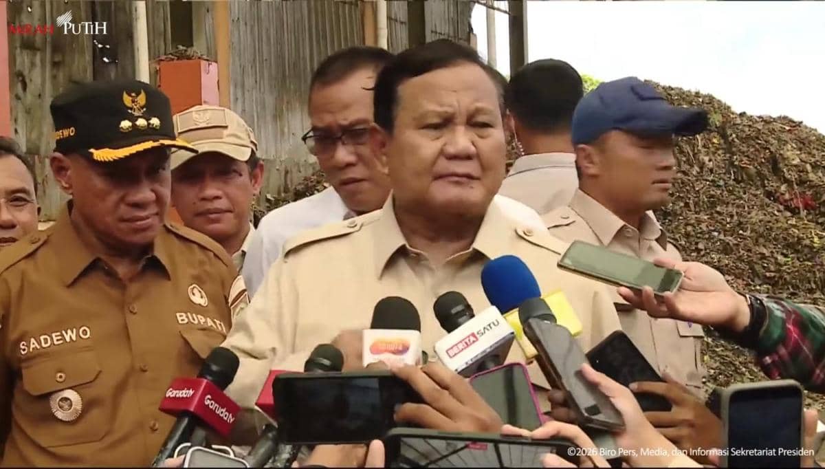 Presiden Prabowo Subianto meninjau Tempat Pemrosesan Sampah Terpadu Berbasis Lingkungan dan Edukasi (TPST BLE) di Kabupaten Banyumas, Jawa T