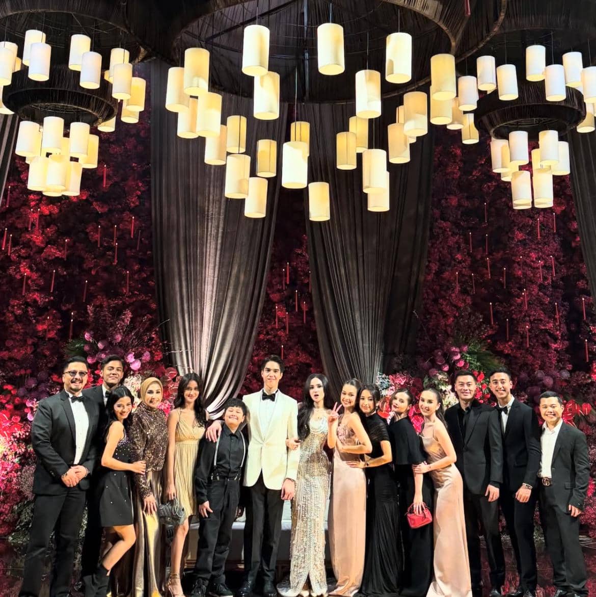 Artis geng mermaid di pernikahan Syifa Hadju dan El Rumi 