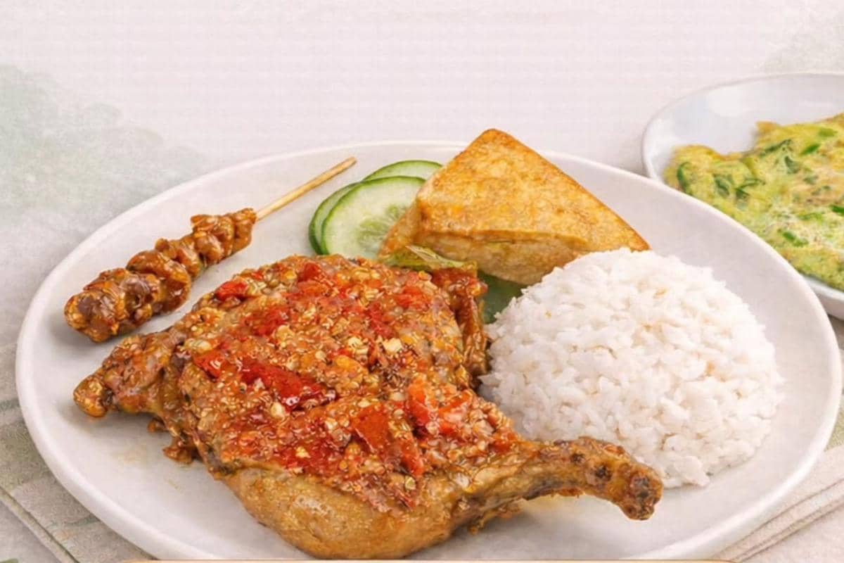 Potret sajian ayam di Ayam Gepuk Pak Gembus