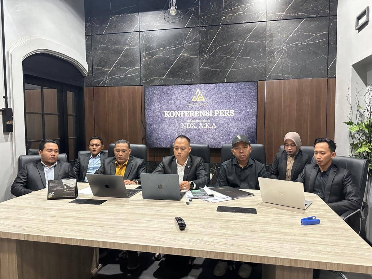Sejumlah orang duduk di meja konferensi pers NDX AKA di Solo membahas pembatalan tampil di konser Gelombang Cinta Fest.