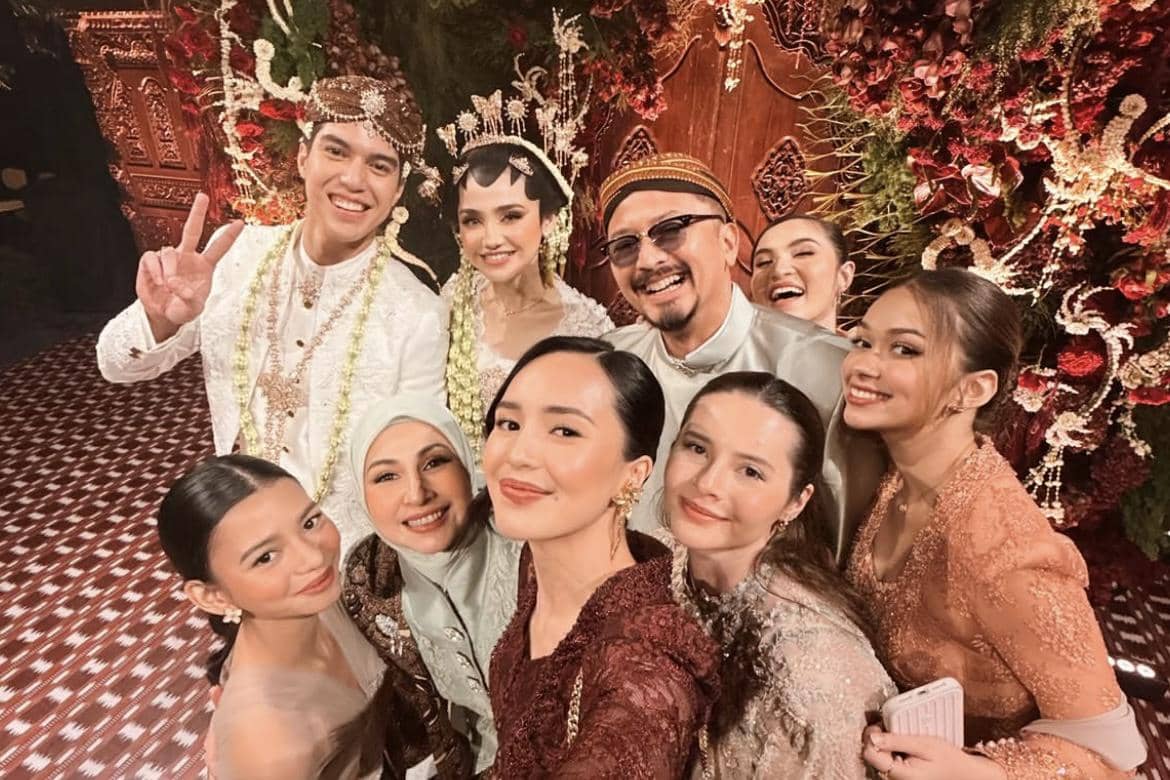7 Potret Artis Geng Mermaid di Pernikahan Syifa Hadju dan El Rumi