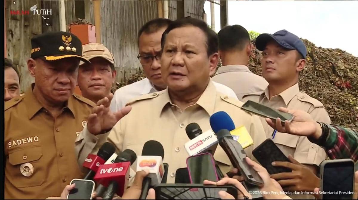 Presiden Prabowo Subianto meninjau Tempat Pemrosesan Sampah Terpadu Berbasis Lingkungan dan Edukasi (TPST BLE) di Kabupaten Banyumas, Jawa T