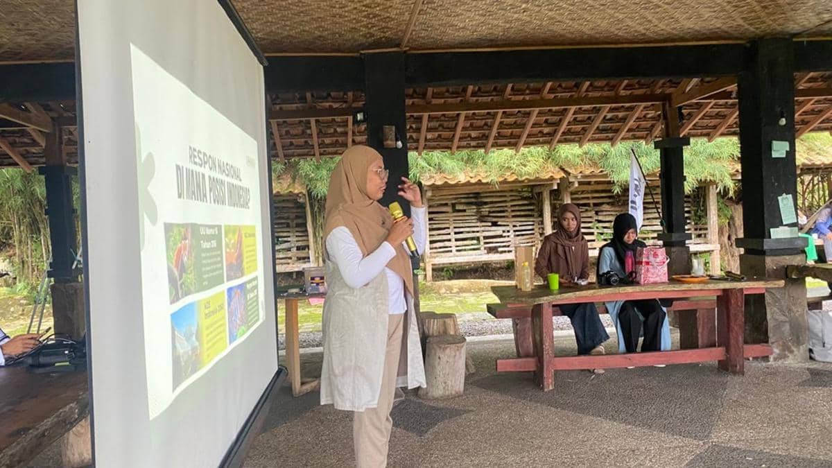 Seorang pembicara mempresentasikan materi lingkungan di acara Green Students Movement Lampung yang digelar Walhi di Kemiling, Bandar Lampung.