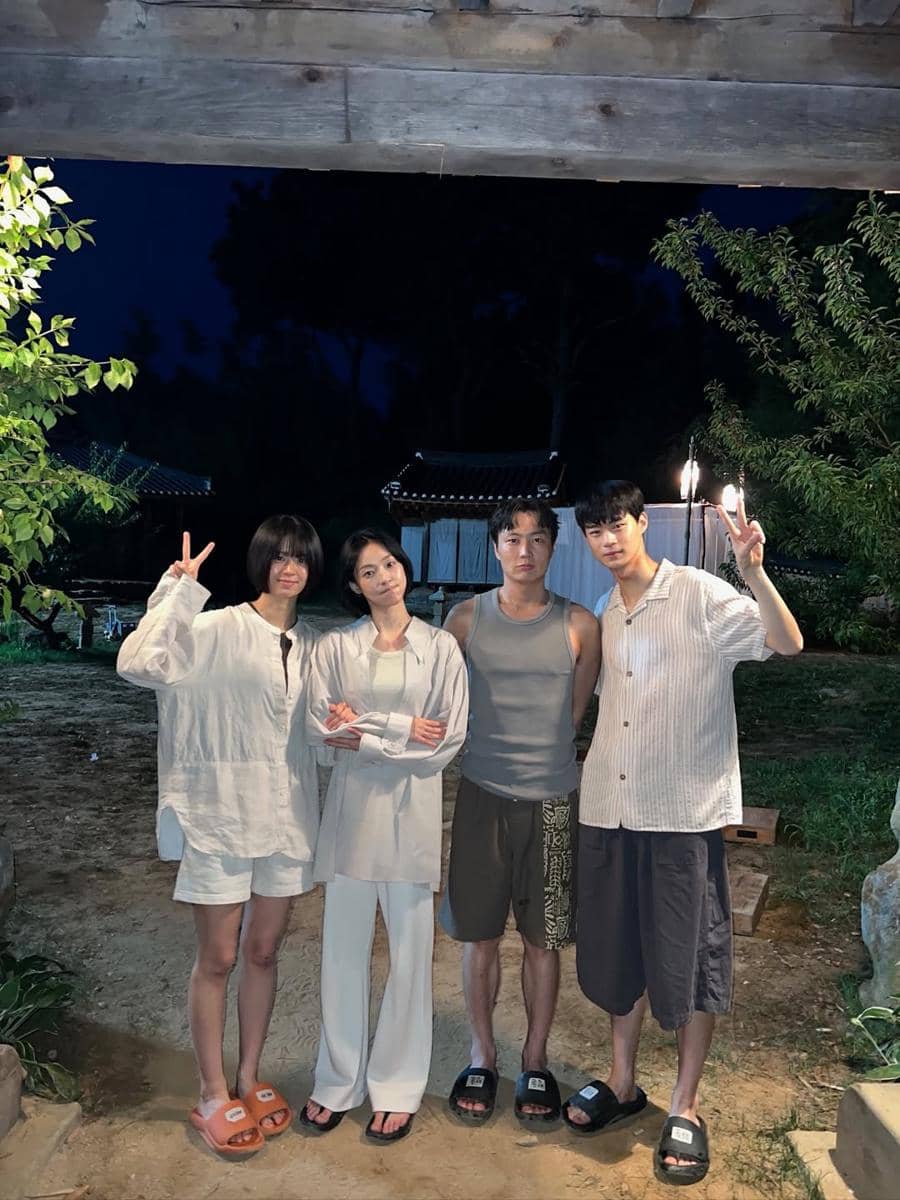 Empat pemeran drama Korea If Wishes Could Kill berpose santai di luar ruangan pada malam hari dengan latar rumah tradisional Korea.