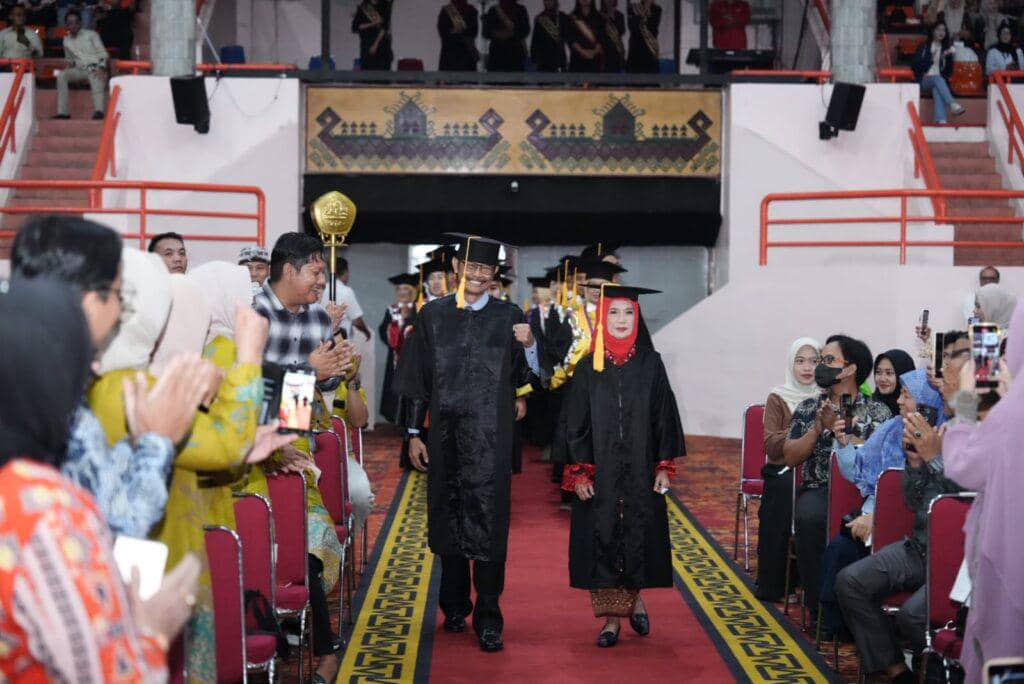 Unila Kukuhkan 2 Guru Besar Baru, Soroti Bahasa Kontekstual dan KUHP