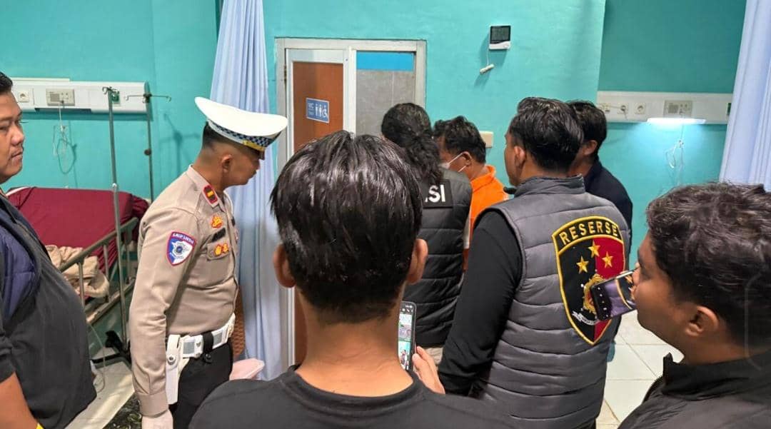 Polisi melakukan evakuasi pasien RS AR Bunda Prabumulih yang tewas gantung diri. (Dok. Polres Prabumulih)