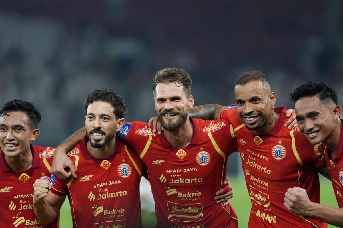 Para pemain Persija Jakarta mengenakan seragam merah merayakan kemenangan bersama di Stadion Utama Gelora Bung Karno.