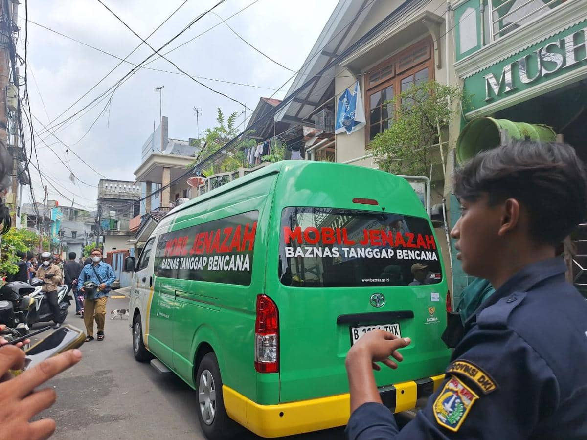Wakil Gubernur Jakarta Rano Karno mendatangi rumah duka salah satu kecelakaan KRL yany ditabrak oleh Kereta Api Jarak Jauh Argo Bromo Anggre