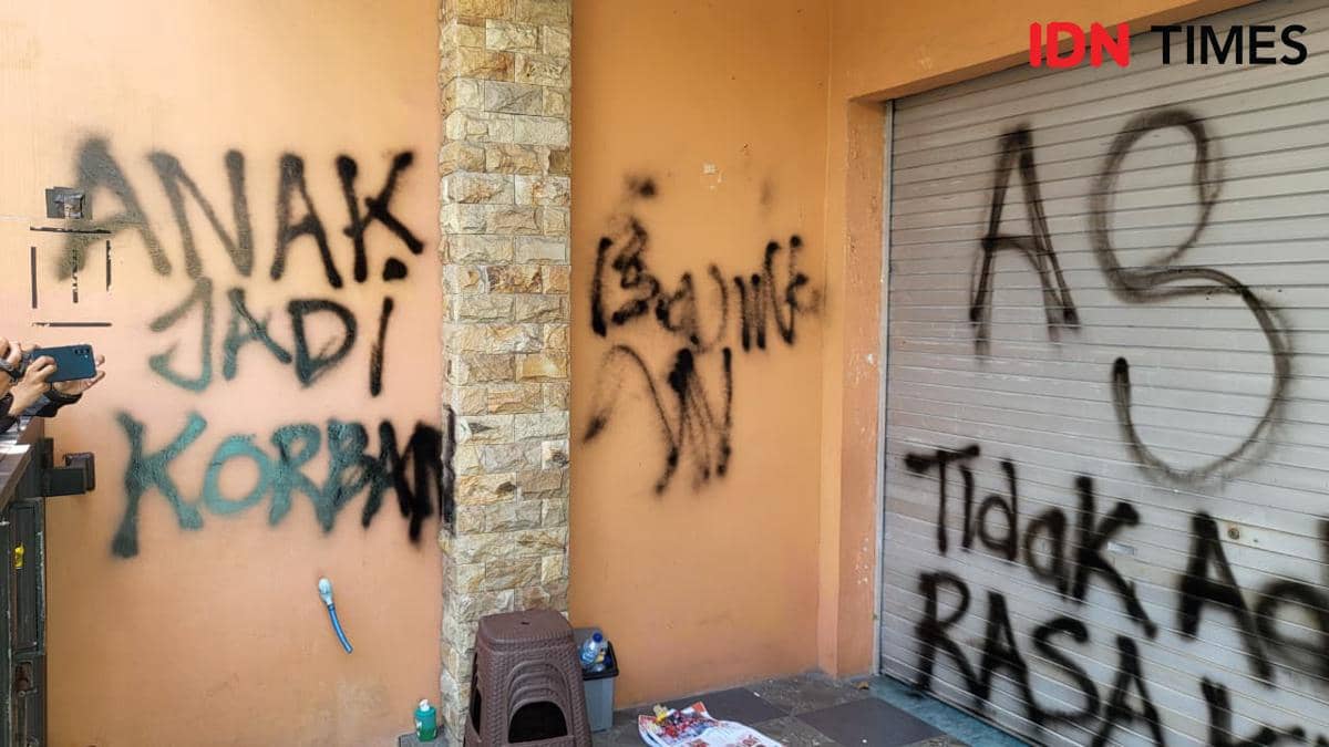 Kondisi Daycare Little Aresha, di Jalan Pakel Baru Utara Nomor 27, Sorsutan, Umbulharjo, Yogyakarta dipenuhi coretan berisi makian, pada Selasa (28/4/2026). (IDN Times/Herlambang Jati Kusumo)