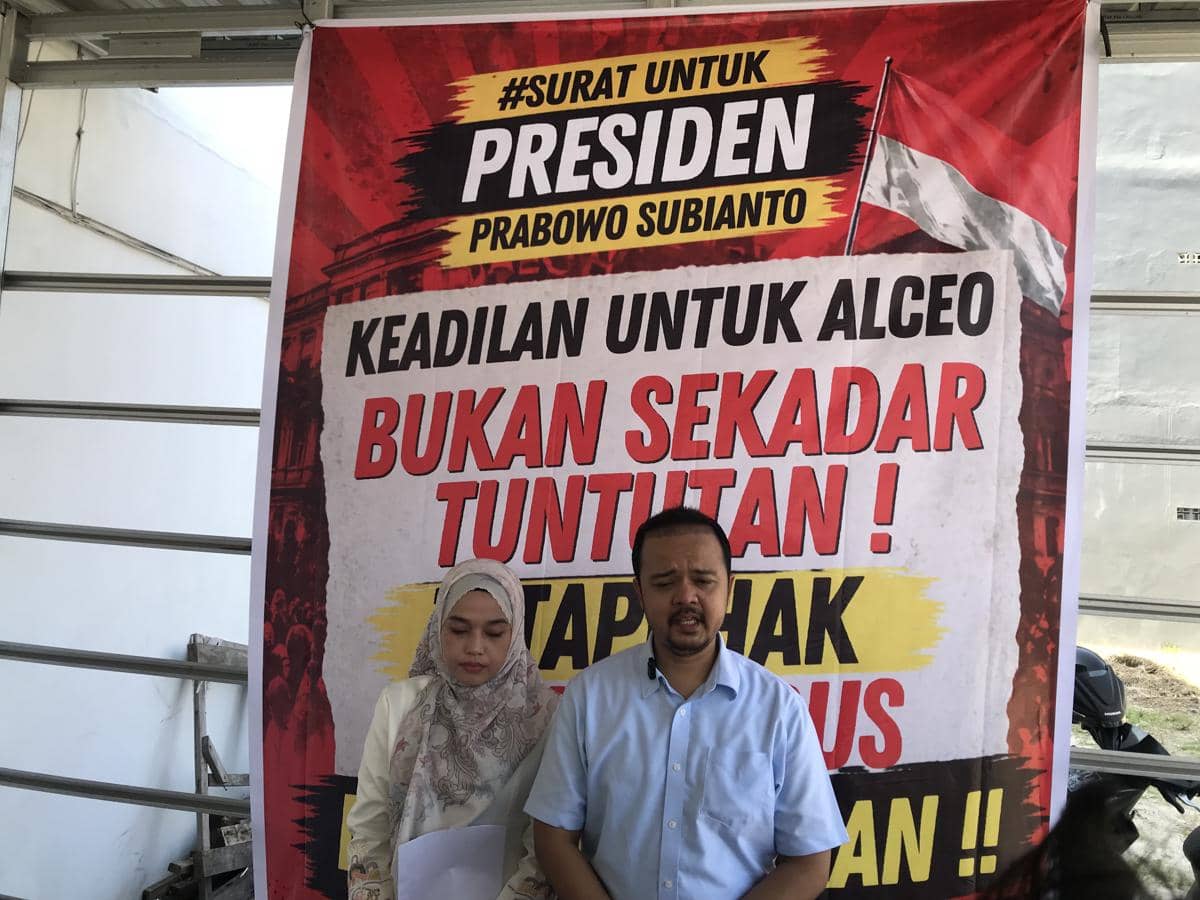 Doris dan istrinya membacakan surat untuk presiden (Foto: IDN Times/Halbert Caniago)