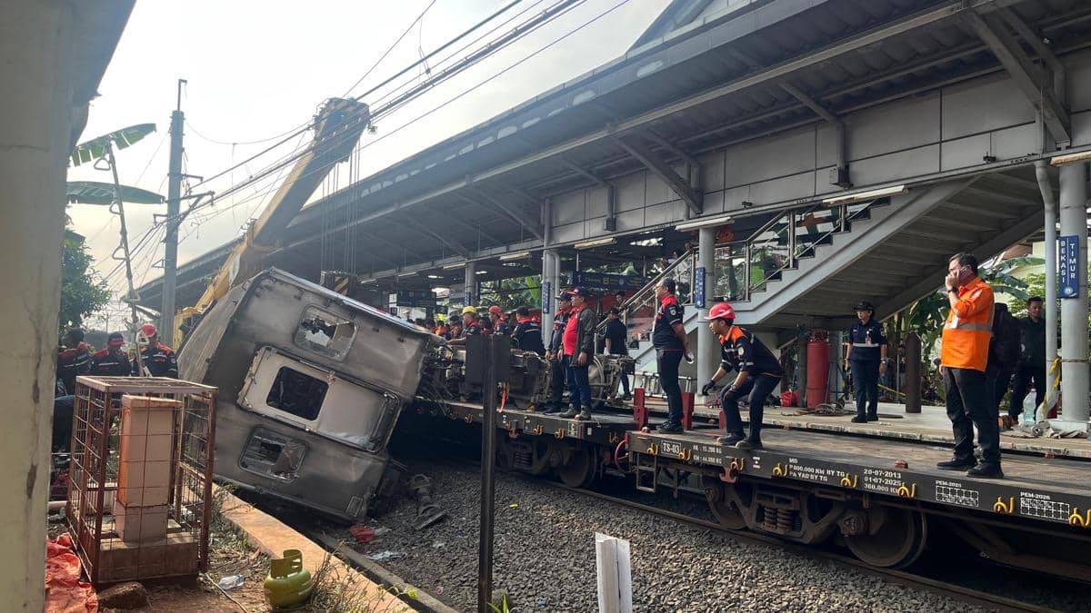 Proses evakuasi bangkai gerbong KRL perempuan yang mengalami kecelakaan dengan KA Argo Bromo Anggrek masih berlangsung hingga Selasa (28/4/2