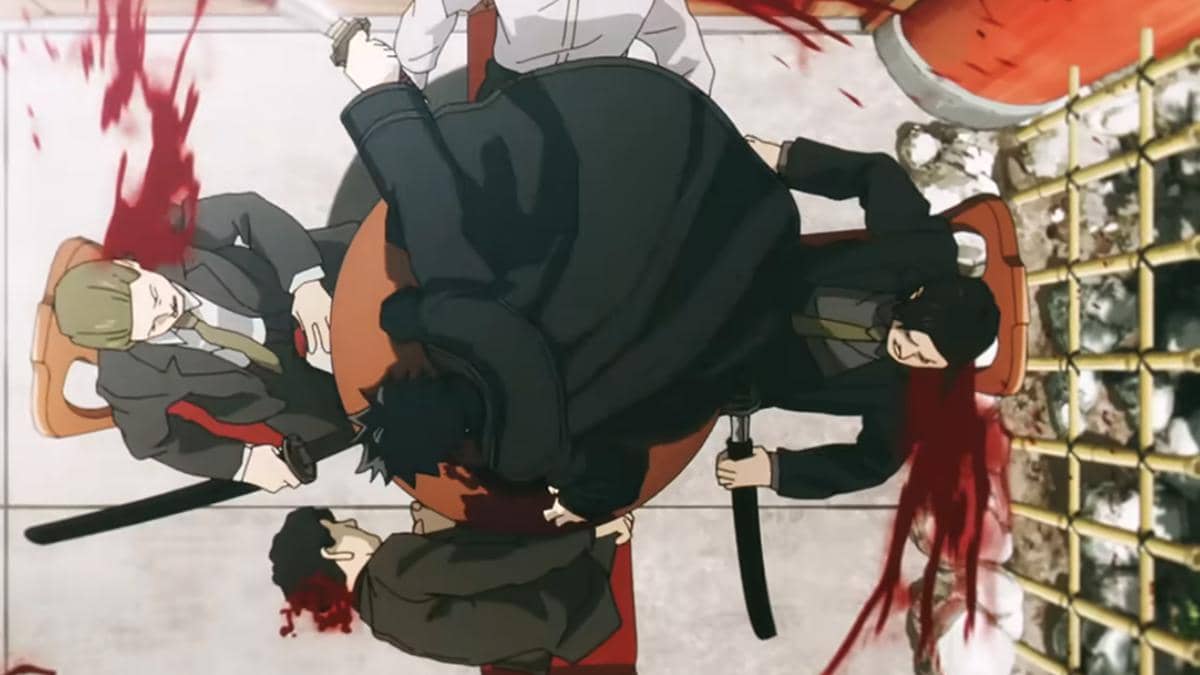 Chihiro dari anime Kagurabachi berdiri di tengah meja setelah membantai musuh-musuhnya yang tergeletak bersimbah darah.