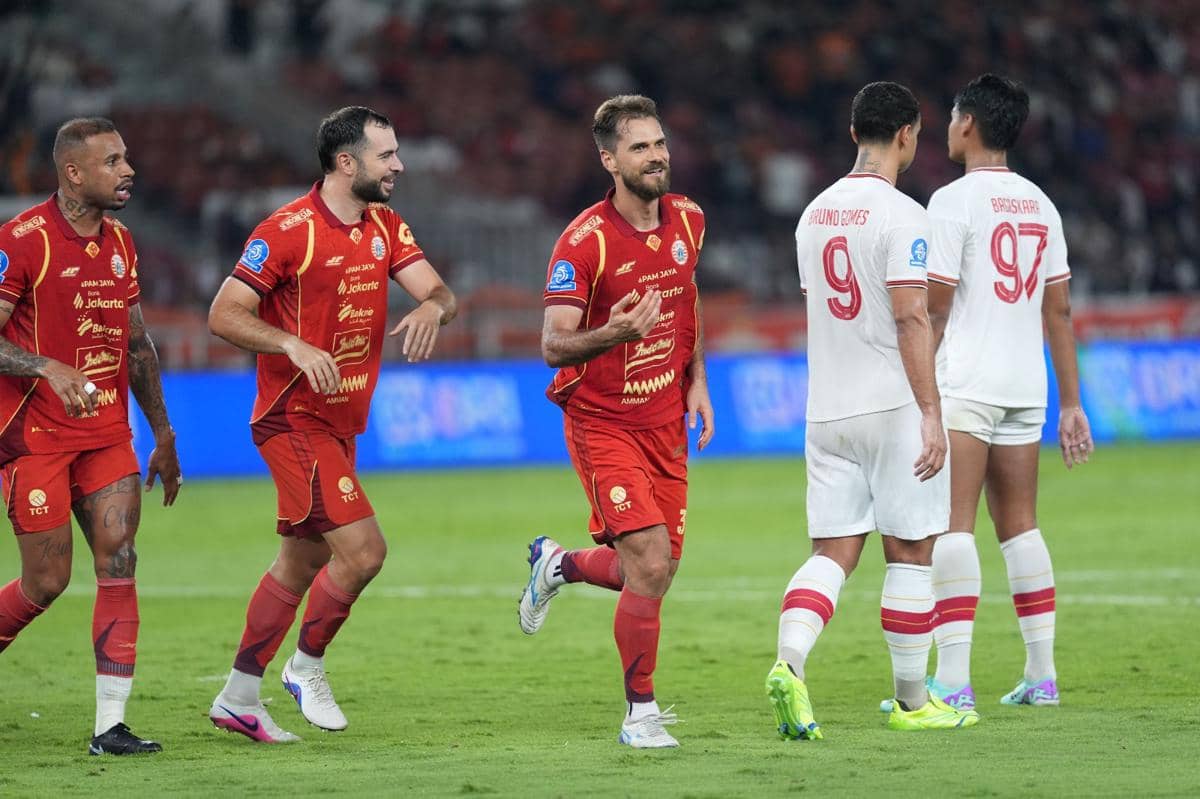 Pemain Persija Jakarta dan Persis Solo bertanding di Stadion Utama Gelora Bung Karno dalam laga Super League musim 2025/26.