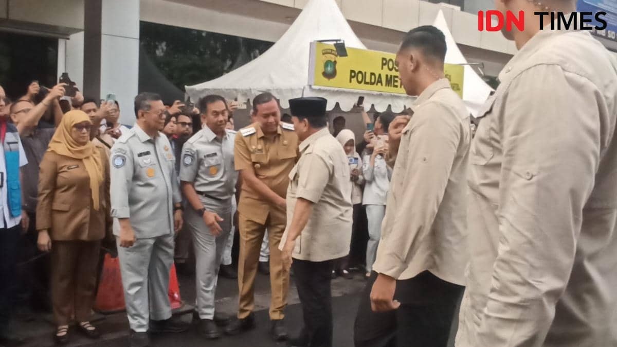 Prabowo Tiba di RSUD Kota Bekasi Jenguk Korban Kecelakaan KRL, Didampingi Teddy