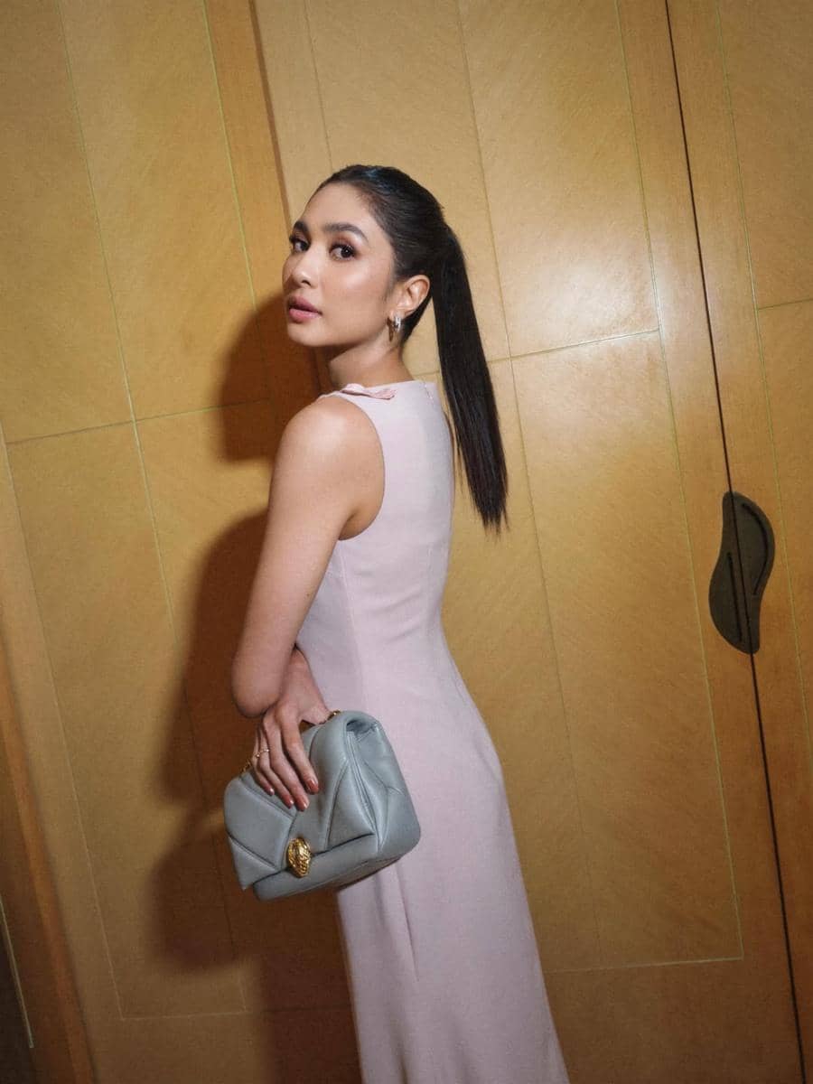 Gaya tamu Mikha Tambayong. 