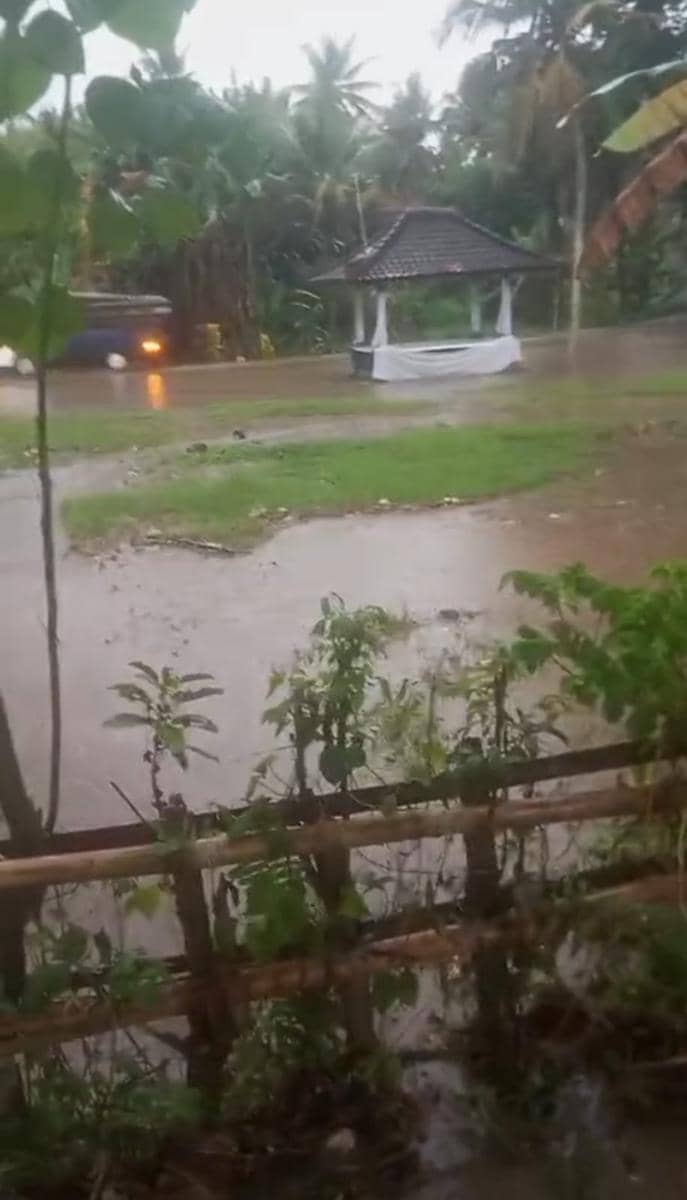Hujan deras yang mengguyur wilayah Kecamatan Melaya, Kabupaten Jembrana pada Senin malam (27/4/2026) akibatkan area setra desa adat terendam banjir.