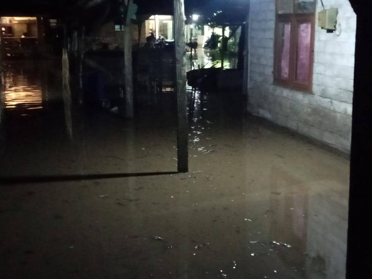 Rumah warga terendam banjir akibat hujan deras yang mengguyur wilayah Kecamatan Melaya, Kabupaten Jembrana pada Senin malam (27/4/2026)