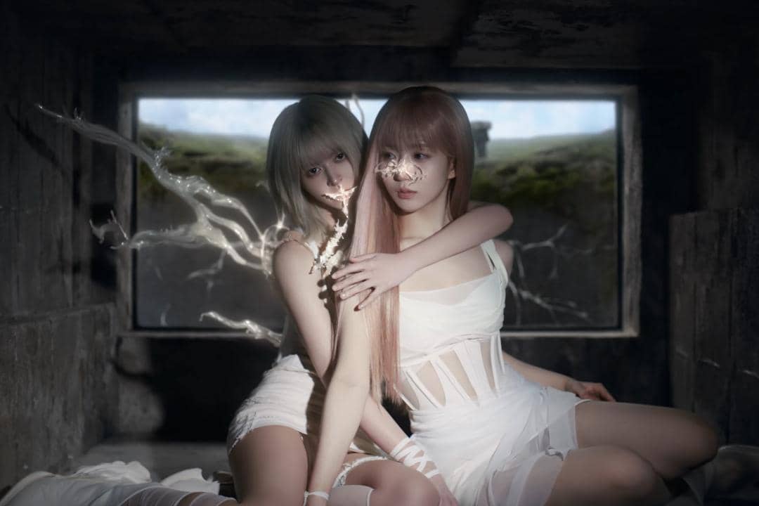 potret Lily NMIXX dan Haewon NMIXX dalam MV "Crescendo"