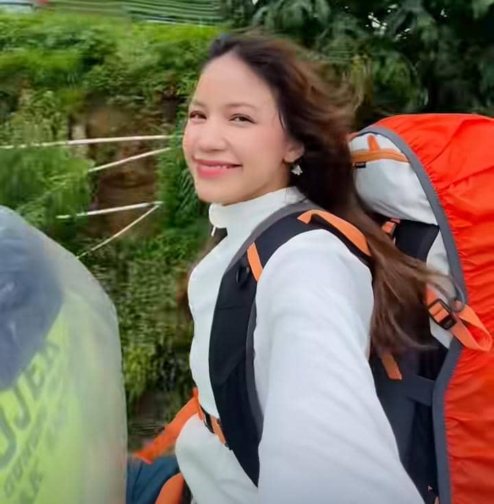 potret Bella Graceva mendaki Gunung Prau