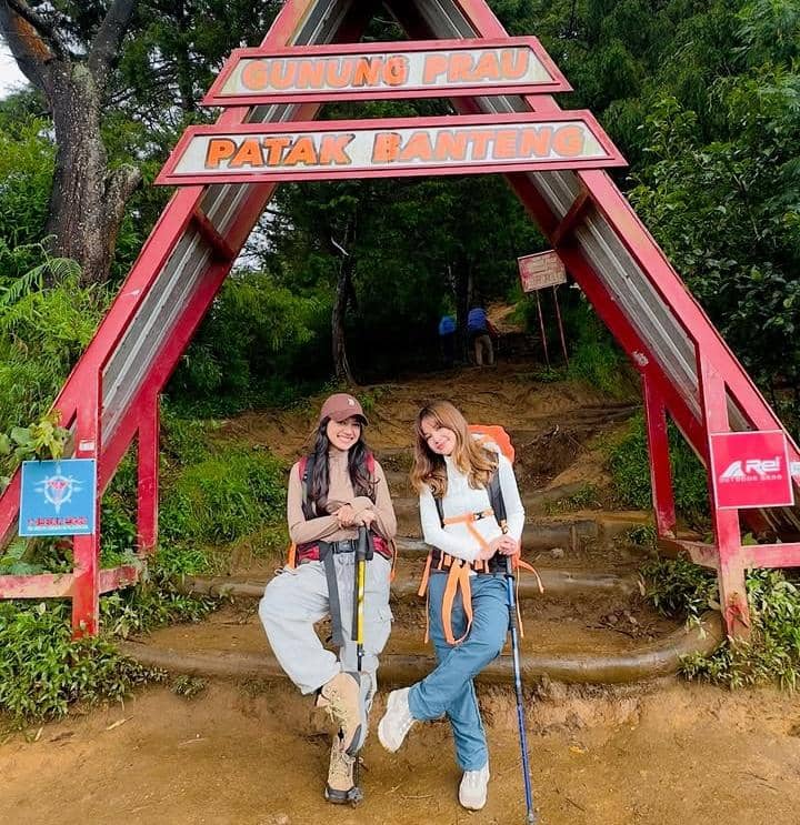 potret Bella Graceva mendaki Gunung Prau