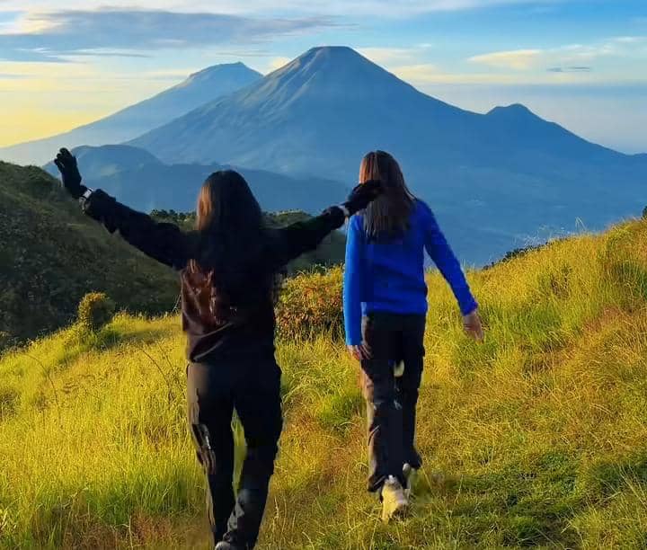 potret Bella Graceva mendaki Gunung Prau