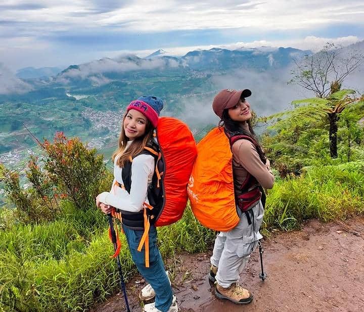 potret Bella Graceva mendaki Gunung Prau