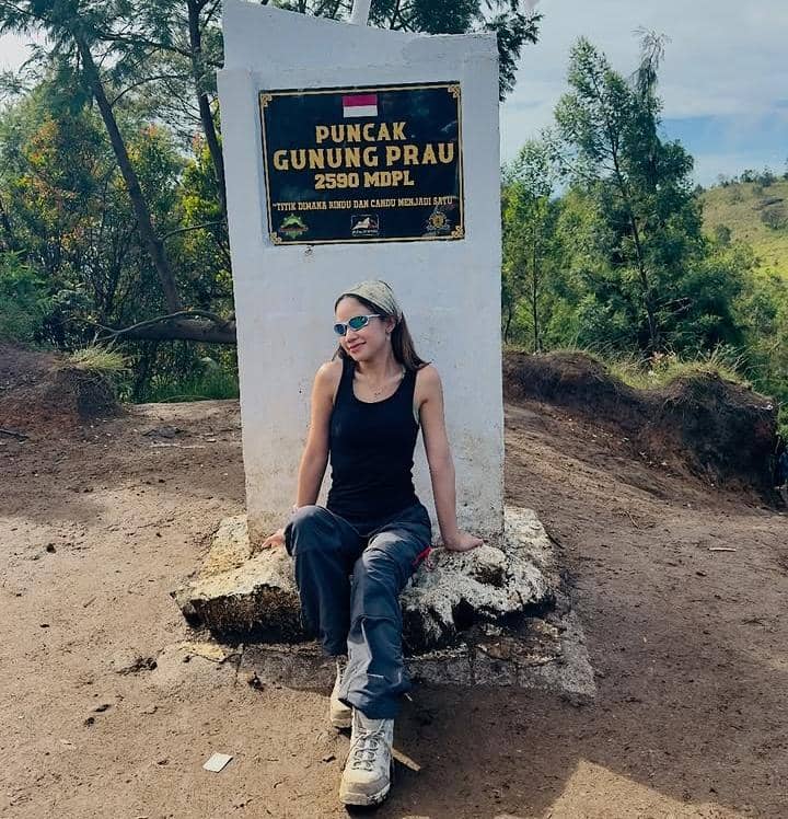 potret Bella Graceva mendaki Gunung Prau