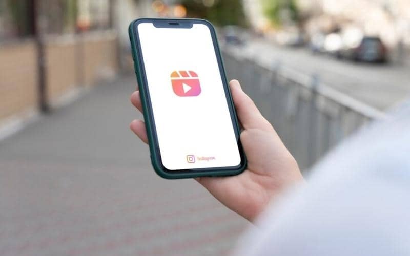 ilustrasi mengunggah Reels di Instagram