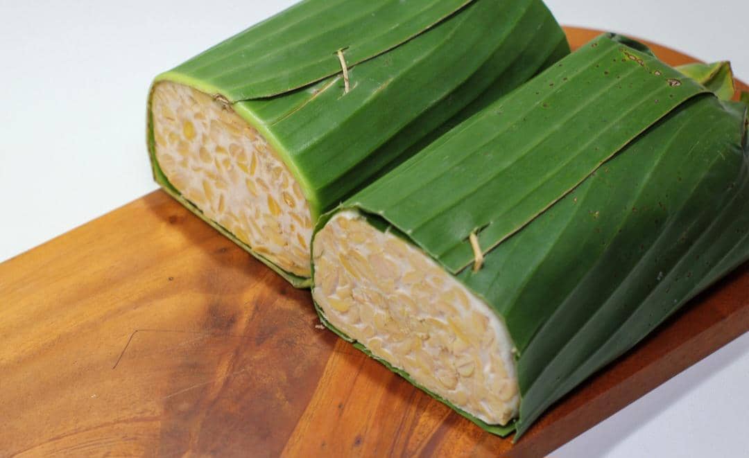 Kenapa Daun Pisang Lebih Awet daripada Plastik Pembungkus Makanan?