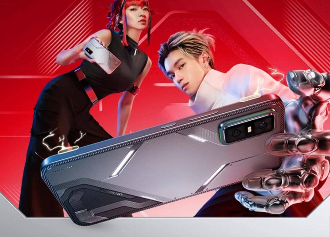 Ada dua orang memegang Infinix GT 30 Pro. 