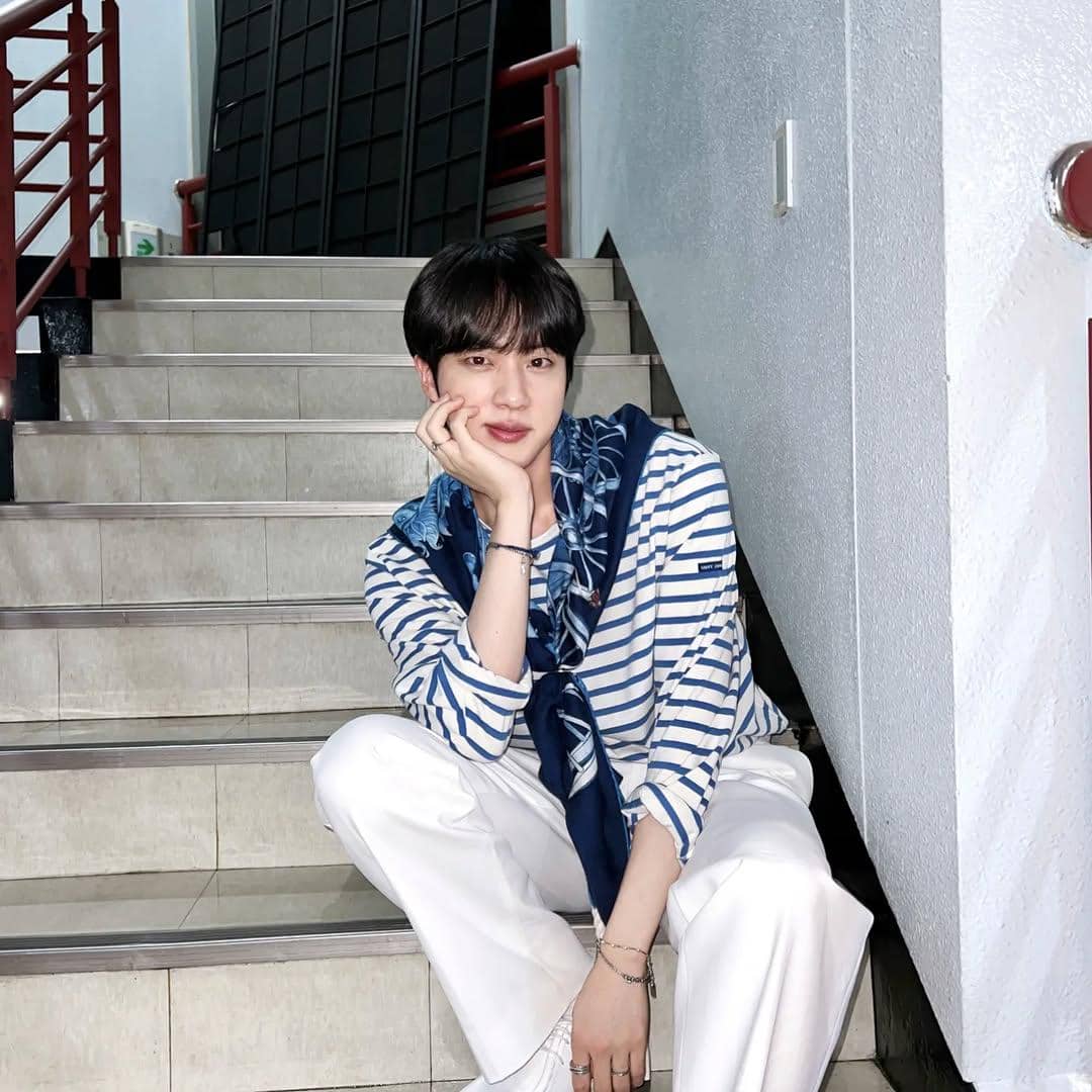 inspirasi cozy outfit ala Jin BTS