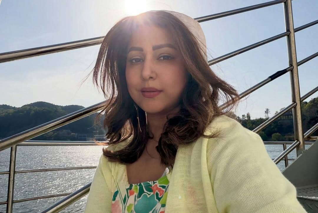 9 Potret Hina Khan Liburan di Korea Selatan, Menginap di Hanok